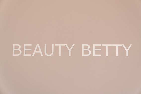 Schoonheidsspecialiste schoonheidssalon Delft Beauty Betty beeldmerk beige