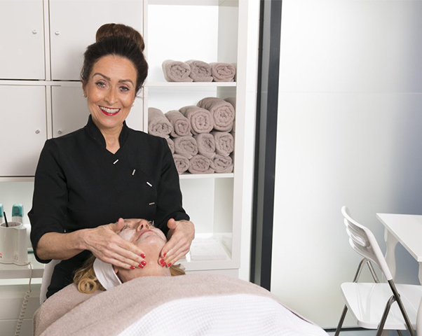 Betty Wijburg van schoonheidsspecialiste beautysalon Beauty Betty Delft Betty Wijburg van schoonheidsspecialiste beautysalon Beauty Betty Delft